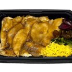セブンイレブンの上州の味 鳥めし弁当 国産鶏むね肉使用を比較する。税込価格：734円、カロリー：511kcal、たんぱく質：26.1g、脂質：3.1g、炭水化物：95.1g、糖質：94.1g、食物繊維：1g、食塩相当量：4g。群馬県で馴染みのある、直火で焼き上げた鶏むね肉を盛り付けたお弁当です。アレルギー：卵、小麦。