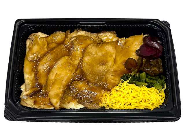 セブンイレブンの上州の味 鳥めし弁当 国産鶏むね肉使用を比較する。税込価格：734円、カロリー：511kcal、たんぱく質：26.1g、脂質：3.1g、炭水化物：95.1g、糖質：94.1g、食物繊維：1g、食塩相当量：4g。群馬県で馴染みのある、直火で焼き上げた鶏むね肉を盛り付けたお弁当です。アレルギー：卵、小麦。