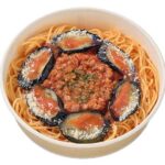 セブンイレブン 九州産ナスと挽肉のピリ辛トマトソースパスタ