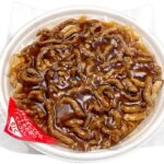 セブンイレブンの肉あんかけチャーハン 道産豚肉使用を比較する。税込価格：646円、カロリー：926kcal、たんぱく質：33.7g、脂質：34.2g、炭水化物：122g、糖質：119.6g、食物繊維：2.4g、食塩相当量：5.2g。シンプルな玉子チャーハンに、細切りにした道産豚肉と旨みのある餡（あん）を組み合わせた食べ応えのあるお弁当です。アレルギー：卵、小麦。