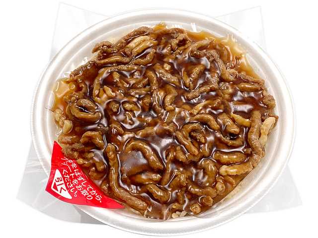 セブンイレブンの肉あんかけチャーハン 道産豚肉使用を比較する。税込価格：646円、カロリー：926kcal、たんぱく質：33.7g、脂質：34.2g、炭水化物：122g、糖質：119.6g、食物繊維：2.4g、食塩相当量：5.2g。シンプルな玉子チャーハンに、細切りにした道産豚肉と旨みのある餡（あん）を組み合わせた食べ応えのあるお弁当です。アレルギー：卵、小麦。