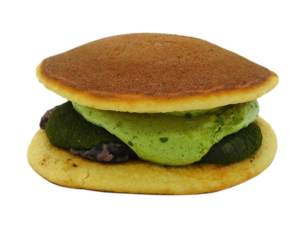 セブンイレブンの静岡茶仕立てのどら焼 葛もち入りを比較する。税込価格：259円、カロリー：261kcal、1円あたりカロリー：1.01kcal/円、たんぱく質：4.9g、1円あたりたんぱく質：0.02g/円、脂質：8.4g、炭水化物：42.7g、糖質：40g、食物繊維：2.7g、食塩相当量：0.4g。もち小麦粉を使用したふわふわしっとり食感のどら焼き生地に、静岡茶を使用した抹茶ムースと葛もち、つぶあんを挟みました。アレルギー：卵、乳、小麦。