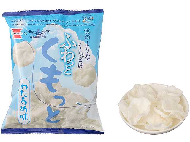セブンイレブンの岩塚製菓 ふわっとくもっと わたあめ味を比較する。税込価格：149円。アレルギー：卵、乳、小麦、えび。