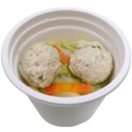 セブンイレブンの大山どり入りつくねと白ねぎのスープを比較する。税込価格：387円、カロリー：104kcal、1円あたりカロリー：0.27kcal/円、たんぱく質：13.9g、1円あたりたんぱく質：0.04g/円、脂質：3g、炭水化物：6.2g、糖質：4.5g、食物繊維：1.7g、食塩相当量：2.3g。柚子胡椒を隠し味にうまみのある大山どりを使用したつくねと白ねぎを入れた鶏ガラ仕立てのスープです。アレルギー：卵、小麦。