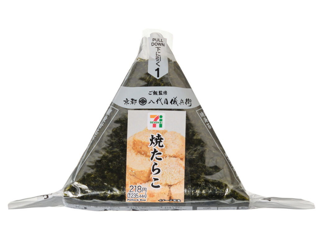 セブンイレブンの手巻おにぎり 焼たらこを比較する。税込価格：235円、カロリー：172kcal、たんぱく質：5.1g、脂質：1g、炭水化物：36.6g、糖質：34.7g、食物繊維：1.9g、食塩相当量：1.2g。人気の具材の焼たらこを中具にした、パリッとした海苔を巻いて食べるおにぎりです。アレルギー：なし。