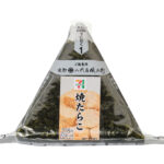 セブンイレブンの手巻おにぎり 焼たらこを比較する。税込価格：235円、カロリー：172kcal、たんぱく質：5.1g、脂質：1g、炭水化物：36.6g、糖質：34.7g、食物繊維：1.9g、食塩相当量：1.2g。人気の具材の焼たらこを中具にした、パリッとした海苔を巻いて食べるおにぎりです。アレルギー：なし。