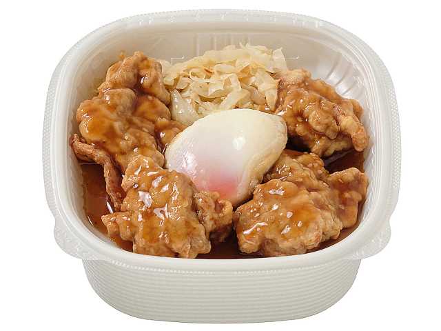 セブンイレブンのやみつきニンニク醤油の温玉唐揚げ丼を比較する。税込価格：754円、カロリー：749kcal、1円あたりカロリー：0.99kcal/円、たんぱく質：37.9g、1円あたりたんぱく質：0.05g/円、脂質：22.7g、炭水化物：101.5g、糖質：94.8g、食物繊維：6.7g、食塩相当量：3.6g。ニンニク醤油仕立ての特製タレが食欲をそそる、温玉唐揚げ丼です。アレルギー：卵、乳、小麦。