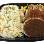 セブンイレブンの洋食ミックスグリル弁当を比較する。税込価格：754円、カロリー：727kcal、1円あたりカロリー：0.96kcal/円、たんぱく質：31.5g、1円あたりたんぱく質：0.04g/円、脂質：22.6g、炭水化物：100.5g、糖質：98.5g、食物繊維：2g、食塩相当量：5.7g。ハンバーグ、チキンステーキ、ソーセージと洋食の定番人気おかずを盛り合わせたお弁当です。アレルギー：卵、乳、小麦。