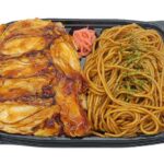 セブンイレブンの鶏めし＆焼きそば弁当を比較する。税込価格：646円、カロリー：844kcal、1円あたりカロリー：1.31kcal/円、たんぱく質：23.6g、1円あたりたんぱく質：0.04g/円、脂質：14.4g、炭水化物：156.1g、糖質：153.8g、食物繊維：2.3g、食塩相当量：7.1g。鶏めしと焼きそばを組み合わせたお弁当です。アレルギー：卵、小麦、えび。