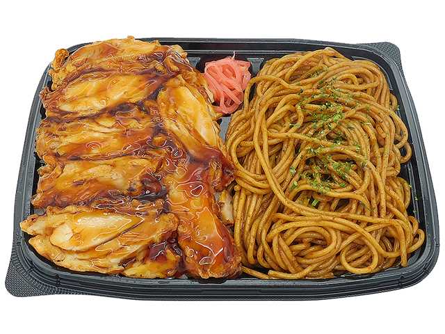 セブンイレブンの鶏めし＆焼きそば弁当を比較する。税込価格：646円、カロリー：844kcal、1円あたりカロリー：1.31kcal/円、たんぱく質：23.6g、1円あたりたんぱく質：0.04g/円、脂質：14.4g、炭水化物：156.1g、糖質：153.8g、食物繊維：2.3g、食塩相当量：7.1g。鶏めしと焼きそばを組み合わせたお弁当です。アレルギー：卵、小麦、えび。