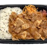セブンイレブンの豚生姜焼き弁当を比較する。税込価格：646円、カロリー：680kcal、たんぱく質：22g、脂質：22g、炭水化物：99.4g、糖質：97.5g、食物繊維：1.9g、食塩相当量：2.8g。生姜の風味豊かな甘辛いタレで仕上げた豚の生姜焼きとトマトソーススパゲティを組み合わせました。アレルギー：卵、乳、小麦。