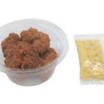セブンイレブンのひとくちチキン ハニーマスタードソースを比較する。税込価格：322円、カロリー：340kcal、たんぱく質：15.8g、脂質：23.5g、炭水化物：16.6g、糖質：16g、食物繊維：0.6g、食塩相当量：1.6g。一口サイズのフライドチキンとハニーマスタードソースを組み合わせた、おかずやおつまみにもなる商品です。アレルギー：卵、乳、小麦。