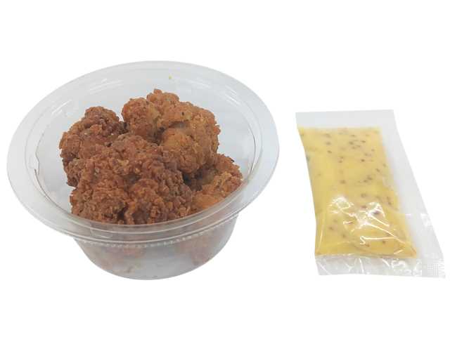 セブンイレブンのひとくちチキン ハニーマスタードソースを比較する。税込価格：322円、カロリー：340kcal、たんぱく質：15.8g、脂質：23.5g、炭水化物：16.6g、糖質：16g、食物繊維：0.6g、食塩相当量：1.6g。一口サイズのフライドチキンとハニーマスタードソースを組み合わせた、おかずやおつまみにもなる商品です。アレルギー：卵、乳、小麦。