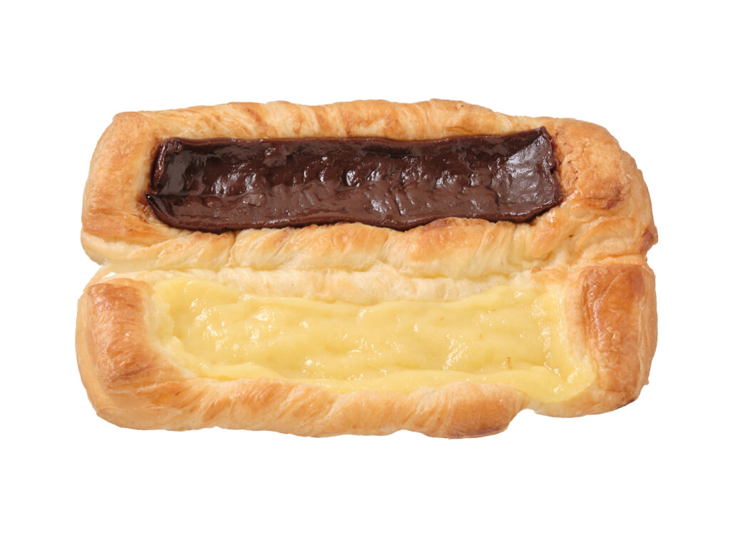 セブンイレブンの７Ｐダブルデニッシュ チョコ＆バナナクリームを比較する。税込価格：171円、カロリー：431kcal、たんぱく質：7.4g、脂質：21.2g、炭水化物：53.6g、糖質：51.6g、食物繊維：2g、食塩相当量：0.8g。デニッシュ生地にチョコクリームとバナナクリームを絞って焼き上げました。２種類の味わいが楽しめます。アレルギー：卵、乳、小麦。