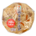 セブンイレブンの鶏五目ごはんおむすびを比較する。税込価格：160円、カロリー：186kcal、1円あたりカロリー：1.16kcal/円、たんぱく質：4.3g、1円あたりたんぱく質：0.03g/円、脂質：2.5g、炭水化物：37.5g、糖質：35.8g、食物繊維：1.7g、食塩相当量：1.4g。鶏ミンチ・人参・ごぼう・椎茸・油揚げを煮込み、ごはんに混ぜ込んだおむすびです。アレルギー：小麦。