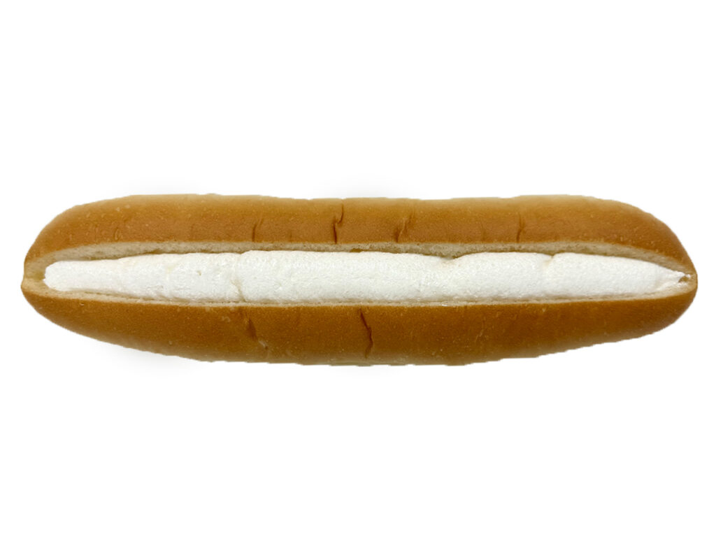 セブンイレブンの宮崎名物じゃりぱんを比較する。税込価格：149円、カロリー：450kcal、たんぱく質：6.2g、脂質：23.2g、炭水化物：54.7g、糖質：53.3g、食物繊維：1.4g、食塩相当量：0.8g。ふんわりとしたパンに砂糖のじゃりじゃり感を残したクリームを絞った宮崎のご当地パンです。アレルギー：卵、乳、小麦。