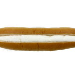 セブンイレブンの宮崎名物じゃりぱんを比較する。税込価格：149円、カロリー：450kcal、たんぱく質：6.2g、脂質：23.2g、炭水化物：54.7g、糖質：53.3g、食物繊維：1.4g、食塩相当量：0.8g。ふんわりとしたパンに砂糖のじゃりじゃり感を残したクリームを絞った宮崎のご当地パンです。アレルギー：卵、乳、小麦。