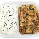 セブンイレブンの香ばし肉野菜炒め弁当を比較する。税込価格：626円、カロリー：597kcal、1円あたりカロリー：0.95kcal/円、たんぱく質：12.7g、1円あたりたんぱく質：0.02g/円、脂質：24.9g、炭水化物：83.8g、糖質：77.3g、食物繊維：6.5g、食塩相当量：3.1g。鉄鍋にて高温短時間で炒めることで野菜の香ばしさとシャキシャキとした食感を感じられるお弁当です。アレルギー：小麦。