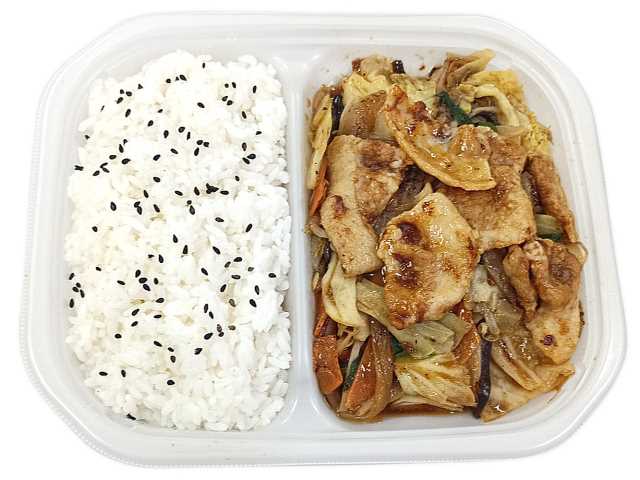 セブンイレブンの香ばし肉野菜炒め弁当を比較する。税込価格：626円、カロリー：597kcal、1円あたりカロリー：0.95kcal/円、たんぱく質：12.7g、1円あたりたんぱく質：0.02g/円、脂質：24.9g、炭水化物：83.8g、糖質：77.3g、食物繊維：6.5g、食塩相当量：3.1g。鉄鍋にて高温短時間で炒めることで野菜の香ばしさとシャキシャキとした食感を感じられるお弁当です。アレルギー：小麦。