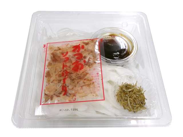 セブンイレブンの玉ねぎサラダ揚げちりめん入りを比較する。税込価格：354円、カロリー：68kcal、たんぱく質：3.4g、脂質：1.3g、炭水化物：11.5g、糖質：9.6g、食物繊維：1.9g、食塩相当量：2.3g。かつおぶしと油で揚げたちりめんを盛り付けた、ポン酢で食べる因島産玉ねぎのサラダです。アレルギー：小麦。