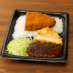 ローソンの合わせすぎ！ハンバーグ＆竜田×メンチ弁当を比較する。税込価格：697円、カロリー：999kcal、1円あたりカロリー：1.43kcal/円、たんぱく質：34.8g、1円あたりたんぱく質：0.05g/円、脂質：49.2g、炭水化物：108.6g、糖質：99.9g、食物繊維：8.7g、食塩相当量：4.8g。ハンバーグ＆鶏竜田揚げ弁当とメンチカツの組み合わせ！。アレルギー：小麦、卵、乳成分、牛肉、大豆、鶏肉、豚肉、りんご、ゼラチン。