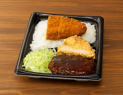 ローソンの合わせすぎ！ハンバーグ＆竜田×メンチ弁当を比較する。税込価格：697円、カロリー：999kcal、1円あたりカロリー：1.43kcal/円、たんぱく質：34.8g、1円あたりたんぱく質：0.05g/円、脂質：49.2g、炭水化物：108.6g、糖質：99.9g、食物繊維：8.7g、食塩相当量：4.8g。ハンバーグ＆鶏竜田揚げ弁当とメンチカツの組み合わせ！。アレルギー：小麦、卵、乳成分、牛肉、大豆、鶏肉、豚肉、りんご、ゼラチン。