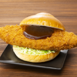 ローソンの盛りすぎ！メンチバーガーを比較する。税込価格：387円、カロリー：820kcal、たんぱく質：26.5g、脂質：50.6g、炭水化物：67.4g、糖質：62g、食物繊維：5.4g、食塩相当量：3.5g。メンチの重量が51％増量！ボリュームたっぷり、旨みがあふれるメンチをはさんだ食べ応えのあるメニューです。アレルギー：小麦、卵、乳成分、牛肉、大豆、鶏肉、りんご。