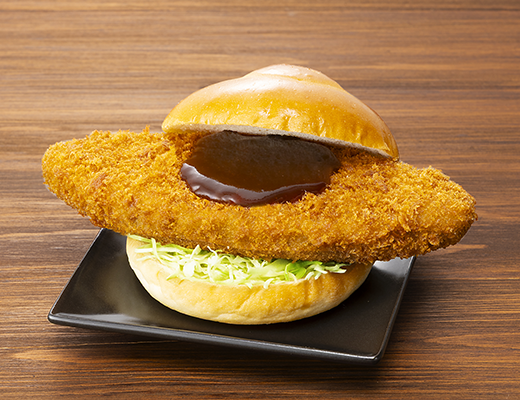 ローソンの盛りすぎ！メンチバーガーを比較する。税込価格：387円、カロリー：820kcal、たんぱく質：26.5g、脂質：50.6g、炭水化物：67.4g、糖質：62g、食物繊維：5.4g、食塩相当量：3.5g。メンチの重量が51％増量！ボリュームたっぷり、旨みがあふれるメンチをはさんだ食べ応えのあるメニューです。アレルギー：小麦、卵、乳成分、牛肉、大豆、鶏肉、りんご。