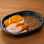 ローソンの合わせすぎ！カツ×フランクカレー(中辛)を比較する。税込価格：697円、カロリー：961kcal、1円あたりカロリー：1.38kcal/円、たんぱく質：32.2g、1円あたりたんぱく質：0.05g/円、脂質：48.1g、炭水化物：103.7g、糖質：95.8g、食物繊維：7.9g、食塩相当量：5.1g。新宿中村屋監修カツカレーに、フランクソーセージを組み合わせ！。アレルギー：小麦、乳成分、牛肉、大豆、鶏肉、豚肉、りんご。