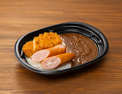 ローソンの合わせすぎ！カツ×フランクカレー(中辛)を比較する。税込価格：697円、カロリー：961kcal、1円あたりカロリー：1.38kcal/円、たんぱく質：32.2g、1円あたりたんぱく質：0.05g/円、脂質：48.1g、炭水化物：103.7g、糖質：95.8g、食物繊維：7.9g、食塩相当量：5.1g。新宿中村屋監修カツカレーに、フランクソーセージを組み合わせ！。アレルギー：小麦、乳成分、牛肉、大豆、鶏肉、豚肉、りんご。