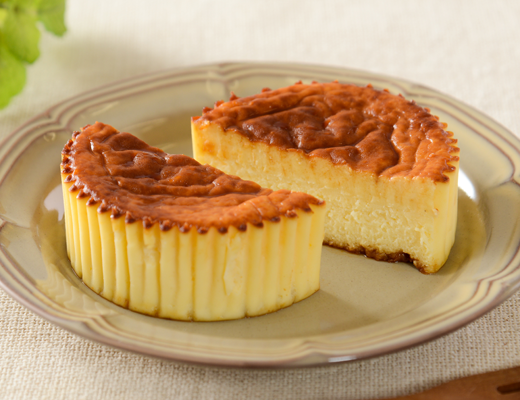 ローソンの盛りすぎ！バスチー −バスク風チーズケーキ−を比較する。税込価格：319円、カロリー：380kcal、たんぱく質：7.4g、脂質：24.4g、炭水化物：32.8g、糖質：32.5g、食物繊維：0.3g、食塩相当量：0.5g。総重量が51％増量！レアでもベイクドでもない、チーズケーキ。アレルギー：卵、乳成分。