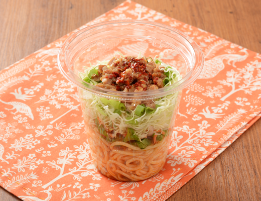 ローソンの振っておいしいパスタサラダ ピリ辛まぜそば風を比較する。税込価格：397円、カロリー：207kcal、1円あたりカロリー：0.52kcal/円、たんぱく質：11.3g、1円あたりたんぱく質：0.03g/円、脂質：6.1g、炭水化物：28.2g、糖質：25g、食物繊維：3.2g、食塩相当量：3.4g。サイコロチャーシューをトッピングしたピリ辛まぜそば風パスタサラダ。アレルギー：小麦、卵、乳成分、ごま、さば、大豆、鶏肉、豚肉。
