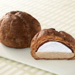 ローソンの盛りすぎ!大きなチョコシュー(チョコクリーム&ホイップ)を比較する。税込価格:194円、カロリー:456kcal、1円あたりカロリー:2.35kcal/円、たんぱく質:5.7g、1円あたりたんぱく質:0.03g/円、脂質:34g、炭水化物:32.3g、糖質:31.3g、食物繊維:1g、食塩相当量:0.4g。チョコクリームとホイップクリームの量が51%増量!たっぷりのチョコクリームとホイップが楽しめる、盛りすぎシュークリーム。アレルギー:小麦、卵、乳成分、大豆、ゼラチン。
