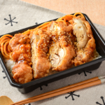 ローソンのおかズドン！甘辛ダレ鶏唐揚弁当を比較する。税込価格：646円、カロリー：819kcal、1円あたりカロリー：1.27kcal/円、たんぱく質：33.2g、1円あたりたんぱく質：0.05g/円、脂質：26.5g、炭水化物：114.8g、糖質：108.9g、食物繊維：5.9g、食塩相当量：5.2g。大きな鶏もも唐揚にコショウの効いた甘辛ダレをかけたご飯がすすむメニューです。アレルギー：小麦、卵、乳成分、ごま、大豆、鶏肉、ゼラチン。