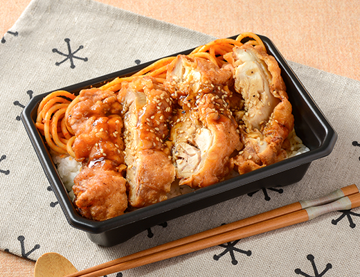 ローソンのおかズドン！甘辛ダレ鶏唐揚弁当を比較する。税込価格：646円、カロリー：819kcal、1円あたりカロリー：1.27kcal/円、たんぱく質：33.2g、1円あたりたんぱく質：0.05g/円、脂質：26.5g、炭水化物：114.8g、糖質：108.9g、食物繊維：5.9g、食塩相当量：5.2g。大きな鶏もも唐揚にコショウの効いた甘辛ダレをかけたご飯がすすむメニューです。アレルギー：小麦、卵、乳成分、ごま、大豆、鶏肉、ゼラチン。
