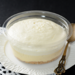 ローソンの盛りすぎ!ふわ濃チーズケーキを比較する。税込価格:329円、カロリー:404kcal、1円あたりカロリー:1.23kcal/円、たんぱく質:7.3g、1円あたりたんぱく質:0.02g/円、脂質:29.5g、炭水化物:27.4g、糖質:27g、食物繊維:0.4g、食塩相当量:0.5g。総重量が51%増量!ふわふわ+濃厚!バニラ香るチーズケーキ!。アレルギー:小麦、卵、乳成分、大豆、ゼラチン。