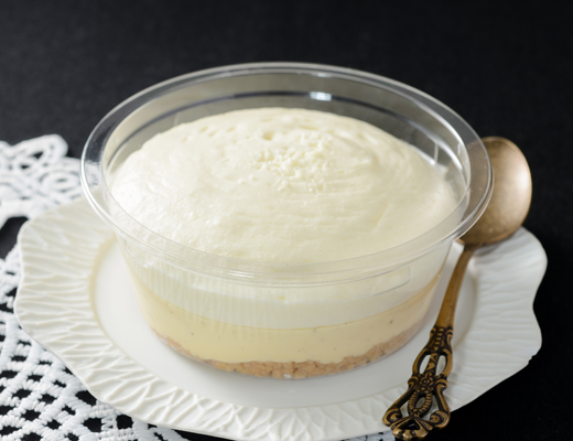 ローソンの盛りすぎ！ふわ濃チーズケーキを比較する。税込価格：329円、カロリー：404kcal、1円あたりカロリー：1.23kcal/円、たんぱく質：7.3g、1円あたりたんぱく質：0.02g/円、脂質：29.5g、炭水化物：27.4g、糖質：27g、食物繊維：0.4g、食塩相当量：0.5g。総重量が51％増量！ふわふわ＋濃厚！バニラ香るチーズケーキ！。アレルギー：小麦、卵、乳成分、大豆、ゼラチン。