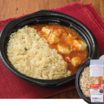 ローソンの旨辛！麻婆チャーハンを比較する。税込価格：646円、カロリー：585kcal、たんぱく質：19.3g、脂質：19.7g、炭水化物：84.4g、糖質：80.8g、食物繊維：3.6g、食塩相当量：6g。旨辛の麻婆豆腐とチャーハンを組み合わせたワンプレート中華メニューです。アレルギー：えび、小麦、卵、乳成分、ごま、大豆、鶏肉、豚肉、りんご、ゼラチン。