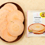 ローソンのえびみりん焼 51％増量を比較する。税込価格：158円、カロリー：466kcal、たんぱく質：2.3g、脂質：4.7g、炭水化物：104.4g、糖質：103g、食物繊維：1.4g、食塩相当量：3.9g。あおさが香る、みりんしょうゆだれの昔なつかしい味わいです。アレルギー：えび、小麦、大豆。