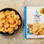 ローソンのミニ瀬戸しお えび塩味 51％増量を比較する。税込価格：130円、カロリー：516kcal、たんぱく質：2.7g、脂質：35.2g、炭水化物：47.2g、糖質：47g、食物繊維：0.2g、食塩相当量：1.7g。サクッとした柔らかい食感のえび塩揚げせんべいです。アレルギー：えび、小麦、大豆。