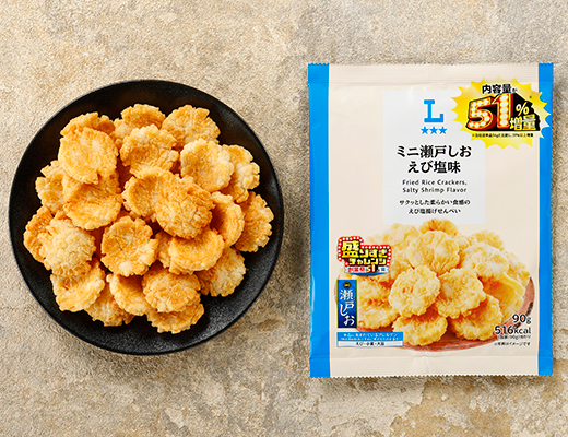ローソンのミニ瀬戸しお えび塩味 51％増量を比較する。税込価格：130円、カロリー：516kcal、たんぱく質：2.7g、脂質：35.2g、炭水化物：47.2g、糖質：47g、食物繊維：0.2g、食塩相当量：1.7g。サクッとした柔らかい食感のえび塩揚げせんべいです。アレルギー：えび、小麦、大豆。