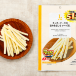 ローソンのチェダーチーズの旨みを感じる チーズ鱈® 51％増量を比較する。税込価格：208円、カロリー：199kcal、たんぱく質：11.7g、脂質：13g、炭水化物：9.1g、糖質：8.5g、食物繊維：0.6g、食塩相当量：1.8g。チーズの旨みと鱈の味わいがあとをひくおいしさです。アレルギー：小麦、乳成分。
