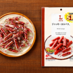 ローソンのジャッキーカルパス® 51％増量を比較する。税込価格：408円、カロリー：493kcal、1円あたりカロリー：1.21kcal/円、たんぱく質：25.7g、1円あたりたんぱく質：0.06g/円、脂質：37.4g、炭水化物：13.3g、糖質：13.3g、食物繊維：0g、食塩相当量：4g。ピリッと効いたスパイスがクセになるおいしさです。アレルギー：小麦、乳成分、牛肉、大豆、鶏肉、豚肉、ゼラチン。
