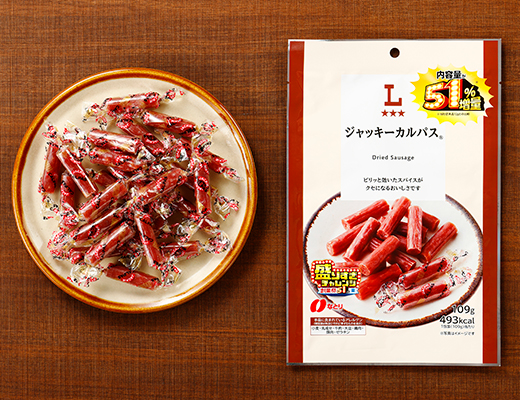 ローソンのジャッキーカルパス® 51％増量を比較する。税込価格：408円、カロリー：493kcal、1円あたりカロリー：1.21kcal/円、たんぱく質：25.7g、1円あたりたんぱく質：0.06g/円、脂質：37.4g、炭水化物：13.3g、糖質：13.3g、食物繊維：0g、食塩相当量：4g。ピリッと効いたスパイスがクセになるおいしさです。アレルギー：小麦、乳成分、牛肉、大豆、鶏肉、豚肉、ゼラチン。