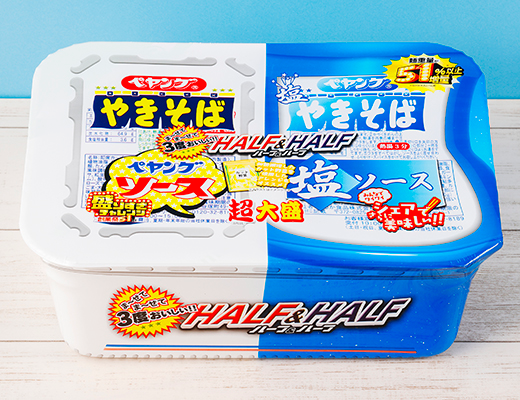 ローソンのまるか食品 ペヤング 超大盛やきそば ソース＆塩 51％以上増量を比較する。税込価格：325円、カロリー：2024kcal、たんぱく質：32.4g、脂質：106.3g、炭水化物：234.5g、食塩相当量：13.2g。ペヤングソースやきそばと塩やきそばを同時に楽しめる！通常商品の麺重量を51％以上増量しました。アレルギー：小麦、牛肉、ごま、大豆、鶏肉、豚肉、りんご、ゼラチン。