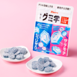 ローソンのカンロ グミ学 ウマイパウダーの定理を比較する。税込価格：198円。カンログミ学研究員による、最もおいしいグミの証明を具現化するシリーズ、第三弾は粒子の異なるソーダ味2種アソートです。アレルギー：ゼラチン。