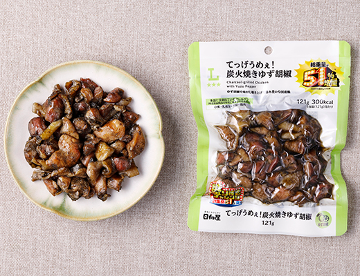 ローソンのてっげうめぇ！ 炭火焼きゆず胡椒 51％増量を比較する。税込価格：318円、カロリー：300kcal、1円あたりカロリー：0.94kcal/円、たんぱく質：31.7g、1円あたりたんぱく質：0.10g/円、脂質：18.4g、炭水化物：2.3g、糖質：1.8g、食物繊維：0.5g、食塩相当量：1.3g。重量が1.51倍の炭火焼きゆず胡椒味です。アレルギー：小麦、乳成分、大豆、鶏肉。