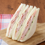ローソンの盛りすぎ！ハムサンドを比較する。税込価格：354円、カロリー：340kcal、1円あたりカロリー：0.96kcal/円、たんぱく質：18.3g、1円あたりたんぱく質：0.05g/円、脂質：13.5g、炭水化物：37.2g、糖質：35.5g、食物繊維：1.7g、食塩相当量：4.1g。通常品と比べて51％増量したハムを思う存分楽しめる、からしマヨソースがアクセントのサンドイッチ。アレルギー：小麦、卵、乳成分、大豆、豚肉、りんご。