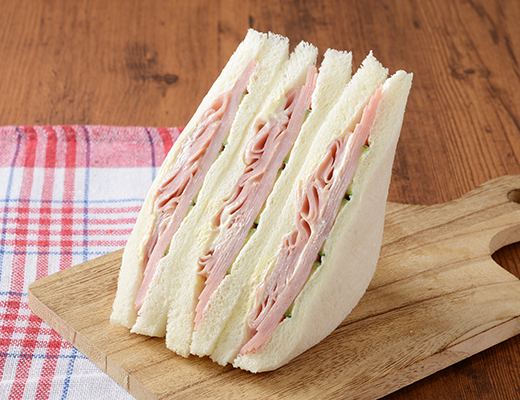 ローソンの盛りすぎ！ハムサンドを比較する。税込価格：354円、カロリー：340kcal、1円あたりカロリー：0.96kcal/円、たんぱく質：18.3g、1円あたりたんぱく質：0.05g/円、脂質：13.5g、炭水化物：37.2g、糖質：35.5g、食物繊維：1.7g、食塩相当量：4.1g。通常品と比べて51％増量したハムを思う存分楽しめる、からしマヨソースがアクセントのサンドイッチ。アレルギー：小麦、卵、乳成分、大豆、豚肉、りんご。