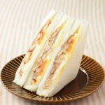 ローソンの盛りすぎ！照焼チキンたまごサンドを比較する。税込価格：365円、カロリー：397kcal、たんぱく質：22.8g、脂質：18.8g、炭水化物：34.8g、糖質：33.5g、食物繊維：1.3g、食塩相当量：3.2g。照焼チキンが51％増量！照焼チキンとたまごサラダをコクと甘みのあるソースで味付けをし、ゆでたまごをトッピングしたサンドです。アレルギー：小麦、卵、乳成分、大豆、鶏肉、りんご、ゼラチン。